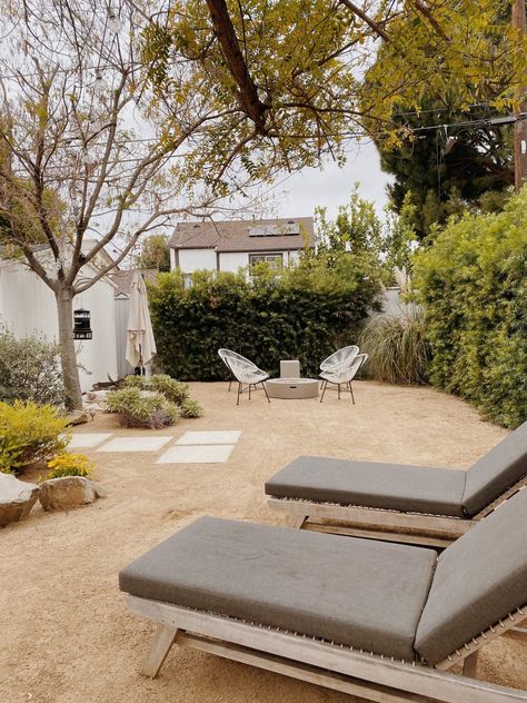 our desert backyard : 5 years later – almost makes perfect Mexican Patios, Sand Backyard, Back Patio Ideas, Desert Backyard, California Backyard, Vintage Dining Set, Privacy Plants, Outdoor Patio Ideas, Fire Pit Area