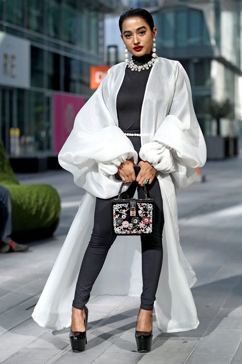 Winter Whites, Mode Kimono, Barbie Mode, Mode Abaya, To Wear, Dubai Fashion, Looks Street Style, Black Women Fashion, Abayas Fashion