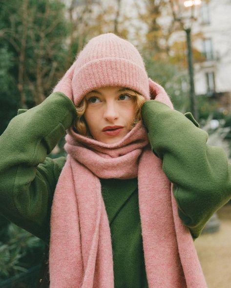 The Holiday mode : activated 💕 📷 @valentinemartinduchene | Instagram Camille Yolaine, Winter Inspiration, Rose Blush, Pink Outfits, Winter Clothes, Dusty Rose, Dusty Pink, Soft Pink, Beauty Fashion