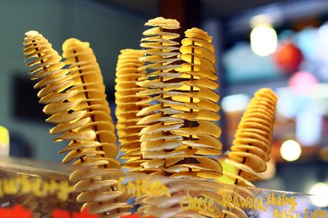 Homemade Fried Spiral Potatoes (Tornado Fries) Spiral Potatoes, Types Of French Fries, French Fries Day, Potato Twister, Spiral Potato, Tornado Potato, Canadian Dishes, French Fried Potatoes, Street Food Market