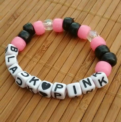 Kpop Kandi Bracelets, Blackpink Bracelet, Pulseras Kandi, Pony Bead Bracelets, Bff Bracelets, Pinterest Diy Crafts, Kandi Bracelets, Beaded Jewlery, Diy Bracelet Designs