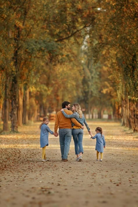 Fall Photoshoot Family, Outdoor Family Portraits, Big Family Photos, Cute Family Photos, Fall Family Portraits, Fun Family Photos, Family Photoshoot Poses, Family Photo Poses, Outdoor Family Photography