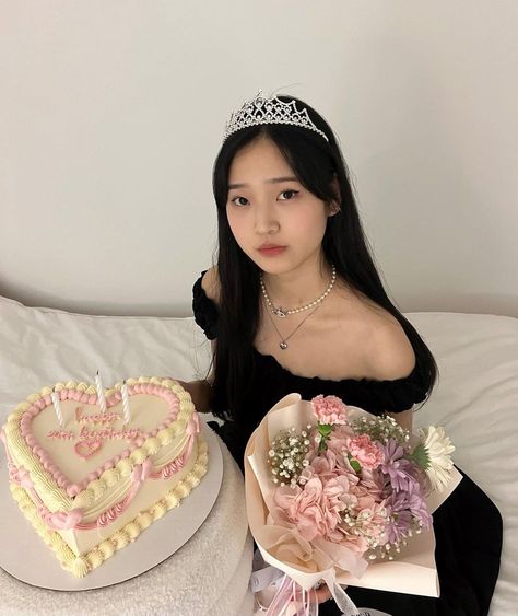 Tracy Sohn, 2023 Cake, Cake And Flowers, Birthday Goals, Cute Birthday Pictures, 21st Birthday Photoshoot, Instagram Cake, Cute Birthday Ideas, 18th Birthday Cake