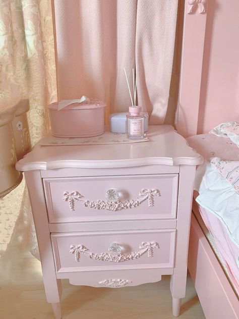 Kawaii Bedside Table, Bedroom Inspirations Pink And White, Pink Themed House, Pink Apartment Inspiration, Pink Decor For Bedroom, Bedside Table Pink, Pink Coquette Room Decor, Cute Pink Decor, Coquette Bedside Table