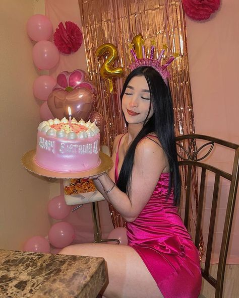 Chic Dress Classy, Birthday Fashion, Photography Filters, Bday Girl, Pink Birthday, Birthday Woman, Halsey, Birthday Photoshoot, Cute Selfie Ideas