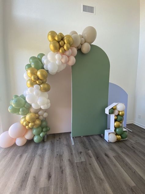 etsy backdrops with removable and interchangeable cloth covers and our local balloon goddess! #1 was also from etsy and we filled with remaining balloons(: 1st Birthday Backdrop, Bird Birthday Parties, Bird Birthday, Birthday Backdrop, 1st Birthday, Birthday Parties, Balloons, Baby Shower, Stationery