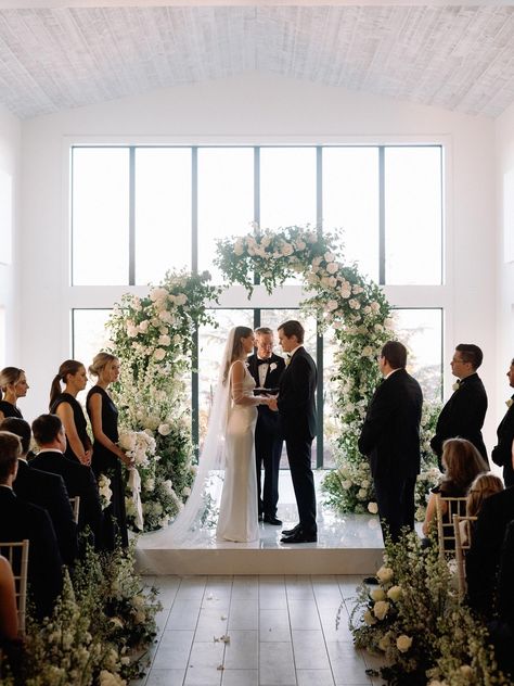 Nancy Meyers Inspired Wedding, Nancy Meyers Father Of The Bride, Nancy Myers Wedding, Nancy Myers Wedding Aesthetic, Nancy Meyers Wedding, Nancy Meyers Wedding Aesthetic, Pencil Wedding Dress, Omaha Wedding Venues, Wedding Aesthetic Ideas