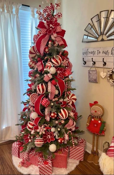 Candy Cane Flocked Christmas Tree, Candy Cane Gingerbread Tree, Peppermint And Gingerbread Tree, Candy Cane And Gingerbread Christmas Tree, Candy Cane And Gingerbread Decor, Candy Cane Theme Tree, Ginger Bread Theme Christmas Tree, Christmas Tree With Gingerbread, Peppermint Gingerbread Christmas Tree