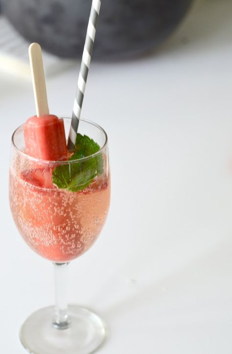 all you need is a fruity popsicle, fresh fruit, mint leaves and ginger ale for a fun girly drink! Popsicle Drinks, Popsicle Drink, Popsicle Cocktail, Girly Drinks, Fizzy Drinks, Summer Food Party, Fun Straws, Mint Leaf, Cozy Minimalist