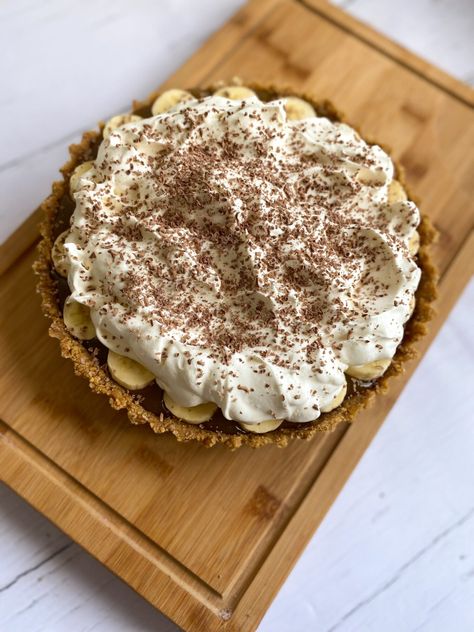 Banoffee Pie (gluten free, dairy free and vegan) Vegan Banoffee, Vegan Banoffee Pie, Banana Filling, Dairy Free Whipped Cream, Yummy Biscuits, Gluten Free Biscuits, Dairy Free Cream, Banoffee Pie, Digestive Biscuits