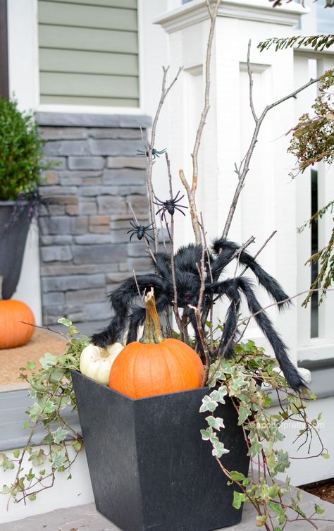 Cauldron Planter Ideas, Halloween Porch Planters, Halloween Urns For Front Porch, Halloween Planters Front Porches, Halloween Planter Ideas, Homemade Outdoor Halloween Decorations, Halloween Garden Ideas, Halloween Planters, Halloween Decor Outdoor