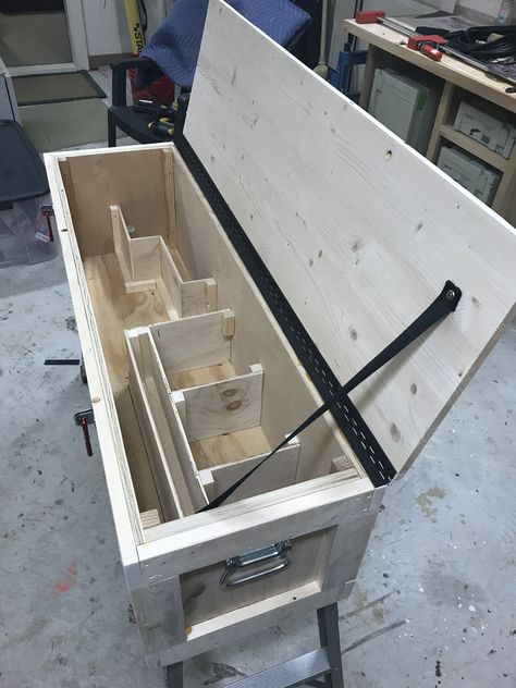 Chainsaw Box Storage, Diy Carpentry Projects, Diy Projects Garage, Cabin Storage, Diy Carpentry, Storage Shed Organization, Workbench Plans Diy, Tool Storage Diy, Carpentry Projects