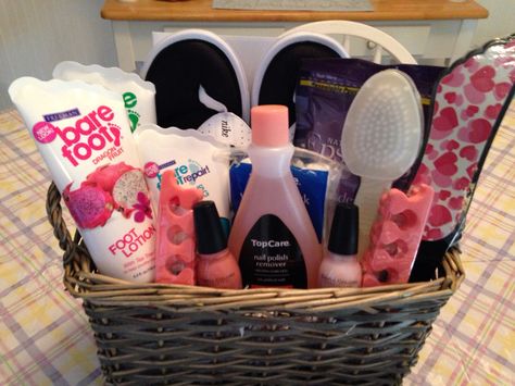 Diy basket for pedicures. Nail Gift Basket Ideas, Mani Pedi Gift Basket Ideas, Pedicure Basket Ideas, Nail Care Gift Basket Ideas, Manicure Gift Basket Ideas, Hair Gift Basket Ideas, Nail Polish Gift Basket, Tech Gift Basket, Easy Medium Hairstyles