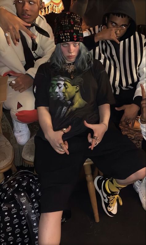 Billie Eilish Outfits, Billie Eilish Vídeos, Wifey Material, Attractive People, Video Clips, Blue Hair, Billie Eilish, My Girl, Fashion Outfits