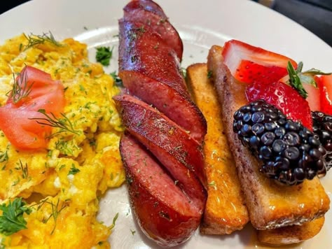 French Toast Eggs And Bacon, Breakfast Plates Black People, French Toast Sticks, Breakfast Eggs, Food Babe, Healthy Food Dishes, Yummy Comfort Food, Food Recepie, Food Goals