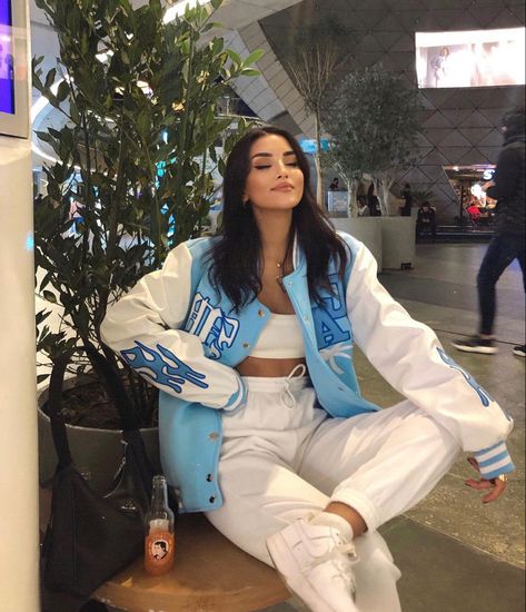 Blue And White Outfit, Baseball Jacket Outfit, Streetwear Photoshoot, Sportswear Outfits, 90s Inspired Outfits, Look Short, White Outfit, Jacket Outfit, Cute Comfy Outfits