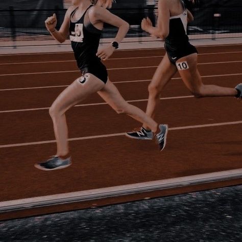 Meg Thomas, Track Runners, Athletic Aesthetic, Running Photos, Sports Track, Sporty Aesthetic, Women Sports, Running Motivation, Cross Country