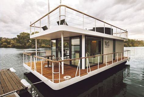 Houseboat Floor Plans, Houseboat Interiors Ideas, House Boat Interior, Aquarium House, Floating Sauna, Tiny Houseboat, Small Houseboats, Pontoon Houseboat, Dock House