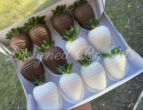 White And Milk Chocolate Strawberries, Milk Chocolate Strawberries, Dipped Strawberries Recipe, Strawberry Snacks, White Chocolate Covered Strawberries, Wedding Strawberries, Chocolate Covered Strawberry Recipe, White Chocolate Strawberries, Chocolate Covered Strawberries Bouquet