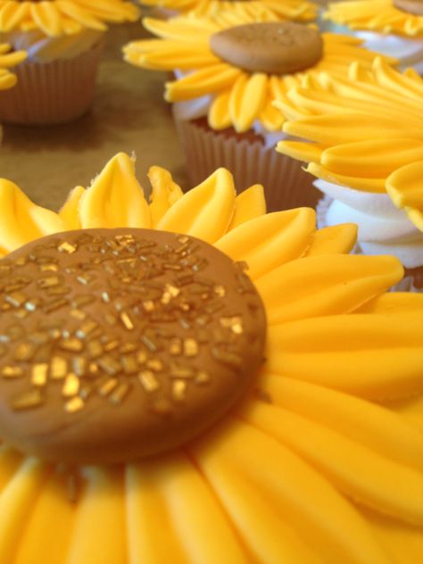 Sunflower cupcakes Sunflower Cupcakes, Sunflower