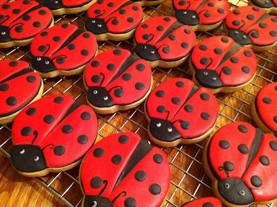 Sugar Cookie Desserts, Pumpkin Spice Cookie Recipe, Ladybug Cookies, Ladybug Cakes, Cookie Recipes Decorating, Cookie Craft, Sugar Cookie Royal Icing, Ladybug Birthday, Ladybug Party