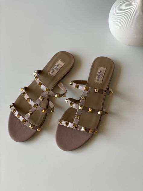 Valentino Slippers, Heel Sandals Outfit, Valentino Sandals, Pretty Sandals, Fashion Slippers, Luxury Bags Collection, Pants Women Fashion, Fancy Shoes, Girly Shoes