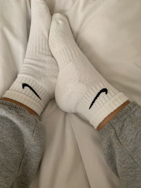 White Nike Socks Aesthetic, Nike Socks Aesthetic Outfit, Outfits With Nike Socks, Nike Socks Aesthetic, Nike Socks Women, Socks Over Leggings Outfit, Ankle Socks Outfit, Socks Over Leggings, Nike Socks Outfit