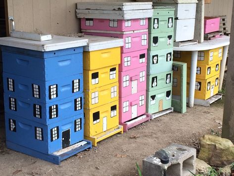 Bee Box Design, Beehives Painted, Beehive Painted, Beehive Painting Ideas, Painting Bee Hives, Beehive Designs, Beehive Painting, Apiary Design, Painted Bee Hives