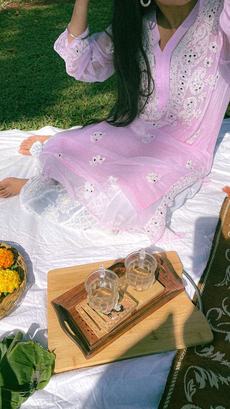 Desi Summer Aesthetic, Desi Picnic, Indian Picnic, Chaand Baaliyan, Bridal Picnic, Desi Aesthetics, Desi Love, Girl Cooking, College Fits