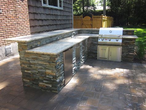 bbq island design with granite countertop | outdoor kitchen with bar top, granite countertop veneered in East West ... Meja Outdoor, Outdoor Bars, Outdoor Kitchen Countertops, Outdoor Kitchen Cabinets, Outside Kitchen, Outdoor Kitchen Bars, Natural Stone Veneer, Outdoor Kitchen Appliances, Bbq Island