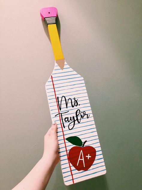 Teacher Paddle Sorority, Sorority Graduation Paddle, Graduation Paddle, Senior Week Ideas, Sorority Graduation, Big Little Paddles, Phi Sigma Pi, Senior Week, Paddle Ideas