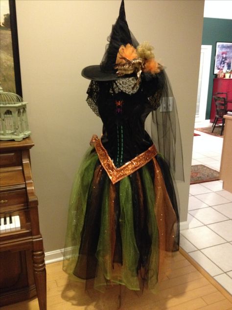 Halloween mannequin Dress Makers Mannequin, Mannequin Halloween Ideas, Halloween Mannequin Ideas, Halloween Mannequin, Mannequin Outfits, Mannequin Ideas, Mannequin Diy, Dress Form Decor, Witches Party