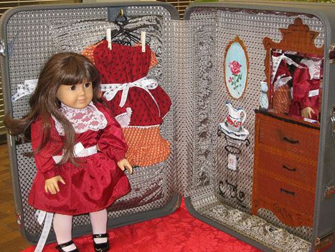 Samanthas inside house Suitcase Chair, Suitcase Furniture, Suitcase Dollhouse, Ag Doll Crafts, Doll Suitcase, American Girl Dollhouse, Diy Suitcase, Inside House, American Girl Patterns