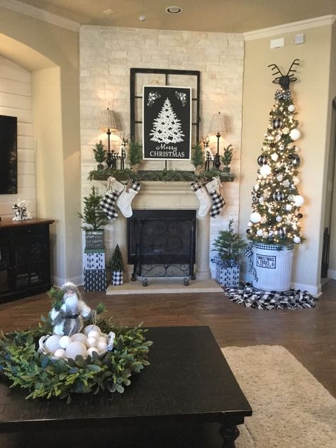 Black and white Christmas Black White And Green Christmas Decor, Chirtmas Gifts, Black White Christmas Decor, Black And White Christmas Decor, Christmas Bedrooms, Bedroom Tree, Christmas Lantern Ideas, Ideas Decoracion Navidad, Future Christmas