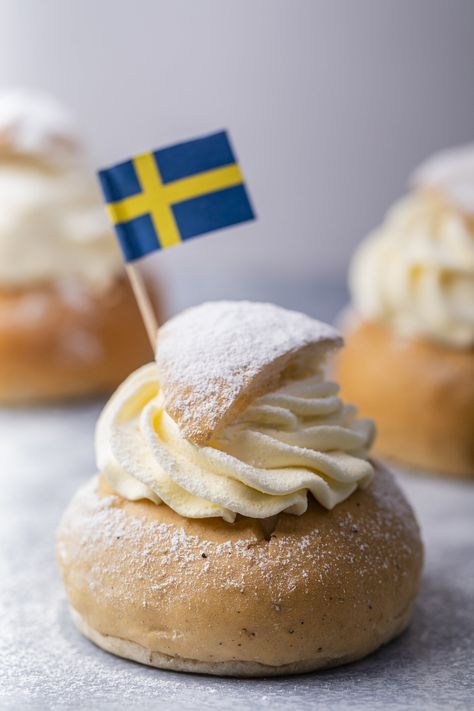 Swedish Christmas Desserts, Swedish Food Recipes, Semla Recipe, Swedish Desserts, Swedish Treats, Swedish Food, Specialty Food Store, Classic Apple Pie, Dessert Candles