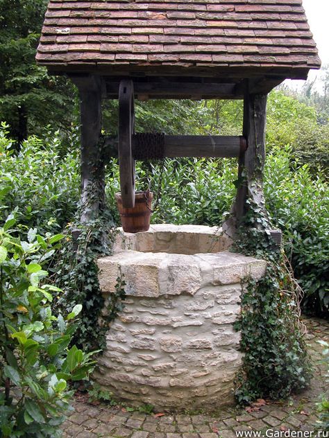 http://thelittlecorner.tumblr.com/    My aunt had a wishing well in her back yard.  I loved it. Stone Well, Water Well, Old Stone, Wishing Well, Water Feature, Garden Cottage, Dream Garden, Garden And Yard, Country Life