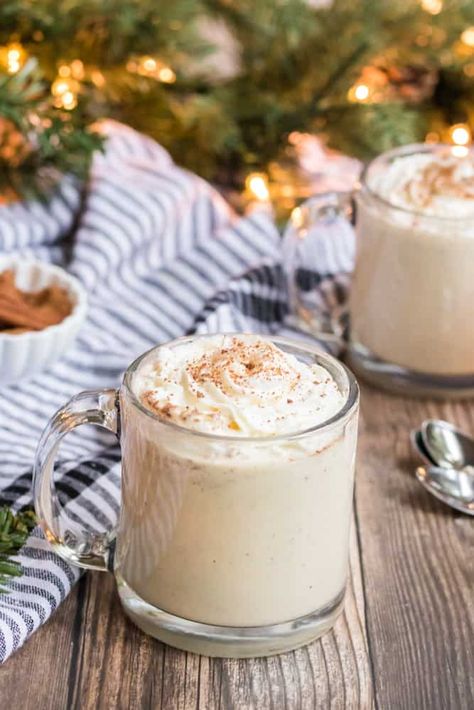 Eggnog Photography, Classic Eggnog Recipe, Eggnog Recipe Homemade, Classic Eggnog, Eggnog Latte, Festive Holiday Cocktails, Homemade Eggnog, Christmas Drink, Cocktail Photography