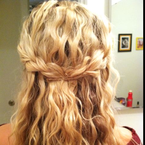 Def. gonna try this out for his homecoming. It's less formal. Messy Half Up Half Down Hairstyles, Crimped Wedding Hair, Crimped Hairstyles Wavy, Crimp Curls, Loose Plait, Pretty Braid, Waved Hair, Wavy Hairstyle, Wavy Curls