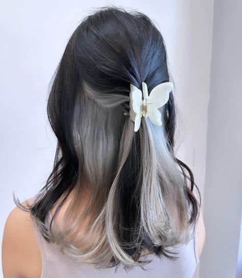 Black and Dirty Silver Peekaboo Hairstyle White Ends Hair, Black Hair Peekaboo Highlights, Silver Peekaboo Highlights, Peekaboo Hair Colour, Grey Peekaboo Hair, Silver Peekaboo Hair, Silver Underlights, Black Hair With Peekaboo Highlights, Smokey Blonde Hair