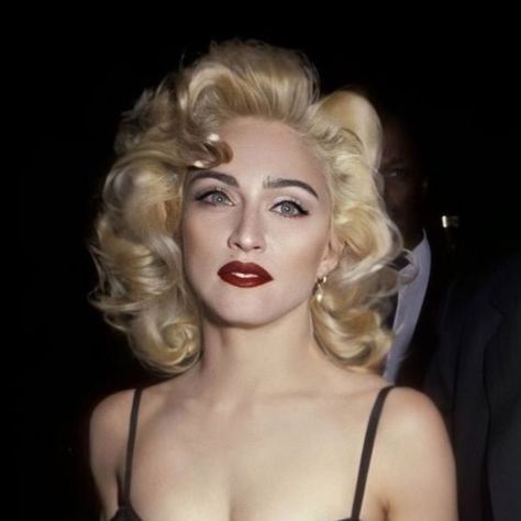 Madonna Hair, Madonna Young, Madonna 90s, Madonna Fashion, Madonna Pictures, Popular Music Videos, Madonna 80s, Lady Madonna, Madonna Photos