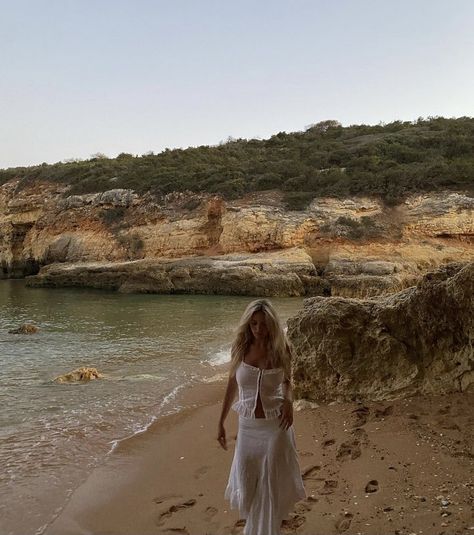 Portugal Photo Ideas, Blonde Hair White Dress, Blonde Hair White, White Linen Outfit, Beach Fashion Editorial, Europe Beaches, Summer Photo Ideas, Beach Photo Ideas, Portugal Beach