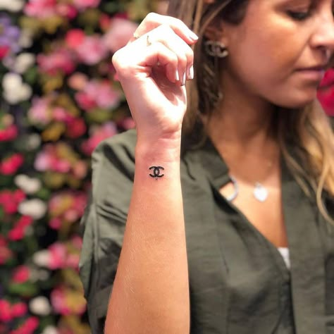 Chanel logo tattoo on the wrist. Chanel Tatoos, Coco Chanel Tattoo, Chanel Logo Tattoo, Chanel Tattoo Ideas, Chanel Symbol, Chanel Tattoo, Small Side Tattoos, Lower Belly Tattoos, Barbie Tattoo