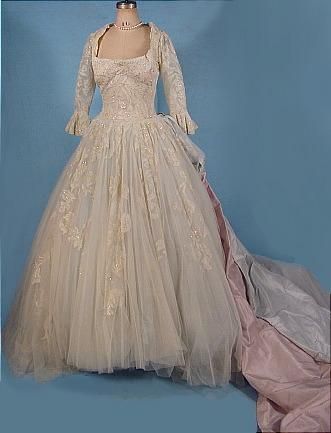 1950s "Colonial Style" Designer Wedding Gown (front) Colonial Style Wedding, Colonial Wedding, Brown Vintage Dresses, Antique Wedding Gown, Vintage Weddingdress, Designer Wedding Gown, Bohemian Style Gown, 50s Glamour, Types Of Gowns