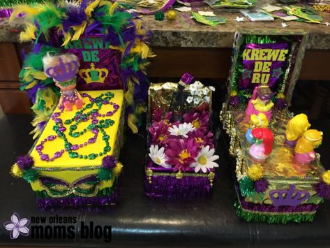 How To Make Shoe Box Floats {A Mardi Gras Tradition For NOLA Kids} Shoebox Mardi Gras Float, Mardi Gras Float Ideas, Mardi Gras Float, Mardi Gras Centerpieces, Mardi Gras Crafts, Mardi Gra, Mardi Gras Food, Mardi Gras Outfits, Mardi Gras Costumes