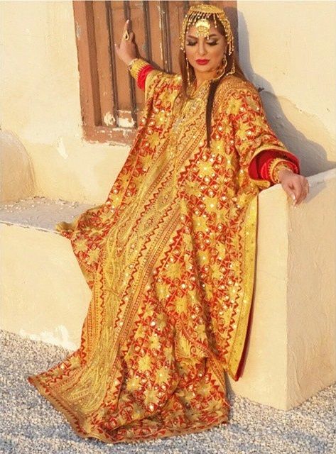 Traditional khaleeji dress (thobe). Kuwait Traditional Dress, Bahrain Traditional Dress, Emirati Style, Traditional Headpiece, Orientation Outfit, Wide Dress, Arabic Clothing, Cape For Women, Eastern Dresses