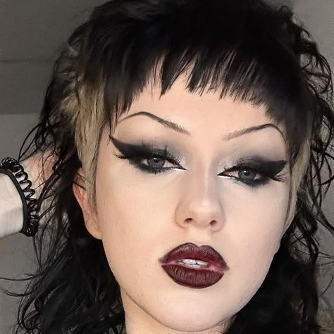 ♱ 𝔭𝔦𝔵𝔦𝔢 ♱ on Instagram: "*korn noises*" Concert Eyeshadow, Korn Makeup, Nu Metal Makeup, Feminine Goth, Korn Concert, Edgy Makeup Looks, Metal Makeup, Lovely Makeup, Hyper Feminine