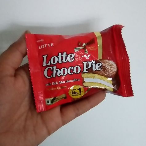 Choco Pie Cake, Lotte Choco Pie, Marshmallow Filling, Food Knowledge, Choco Pie, Marshmallow Dip, Blue Crocs, Dipped In Chocolate, Chocolate World