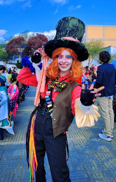 Ig: @frotacela Mad Hatter Hats Ideas, Female Mad Hatter Costume Diy, Mad Hatter Diy Costume For Women, Madhatters Costume Diy, Easy Mad Hatter Costume, Madd Hatter Costume, Mad Hatter Cosplay Female, Mad Hatter Inspired Outfit, Alice In Wonderland Costume Ideas