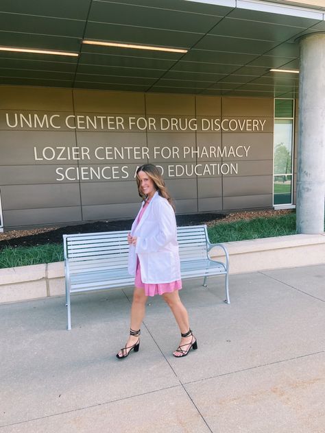 Girl posing in white coat after Pharmacy school white coat ceremony in front of a building White Coat Ceremony Dress, Med School Outfit Ideas, White Coat Ceremony Outfit, Summer Feed Instagram, White Coat Outfit, Vsco Outfit, White Coat Ceremony, Pharmacy School, Instagram Feed Inspiration