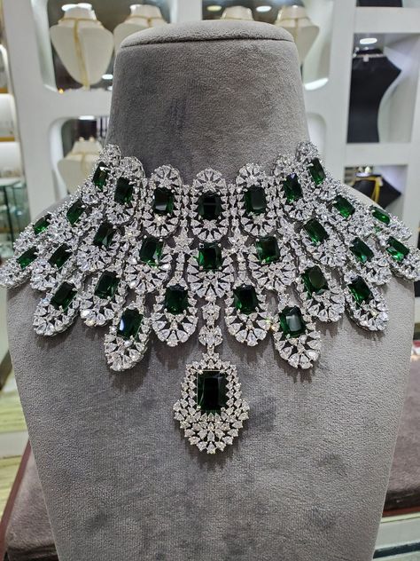 Emerald Bridal Necklace, White And Emerald Green Wedding Dress, Emerald Green Diamond Necklace, Green Emerald Necklace Indian, Walima Jewellery, Nikkah Jewellery, Green Bridal Jewellery, Emerald Necklace Indian, Bridal Diamond Necklace Design